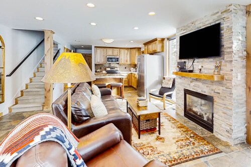 Remodeled mountainside home with outdoor heated pool & hot tub - walk everywhere