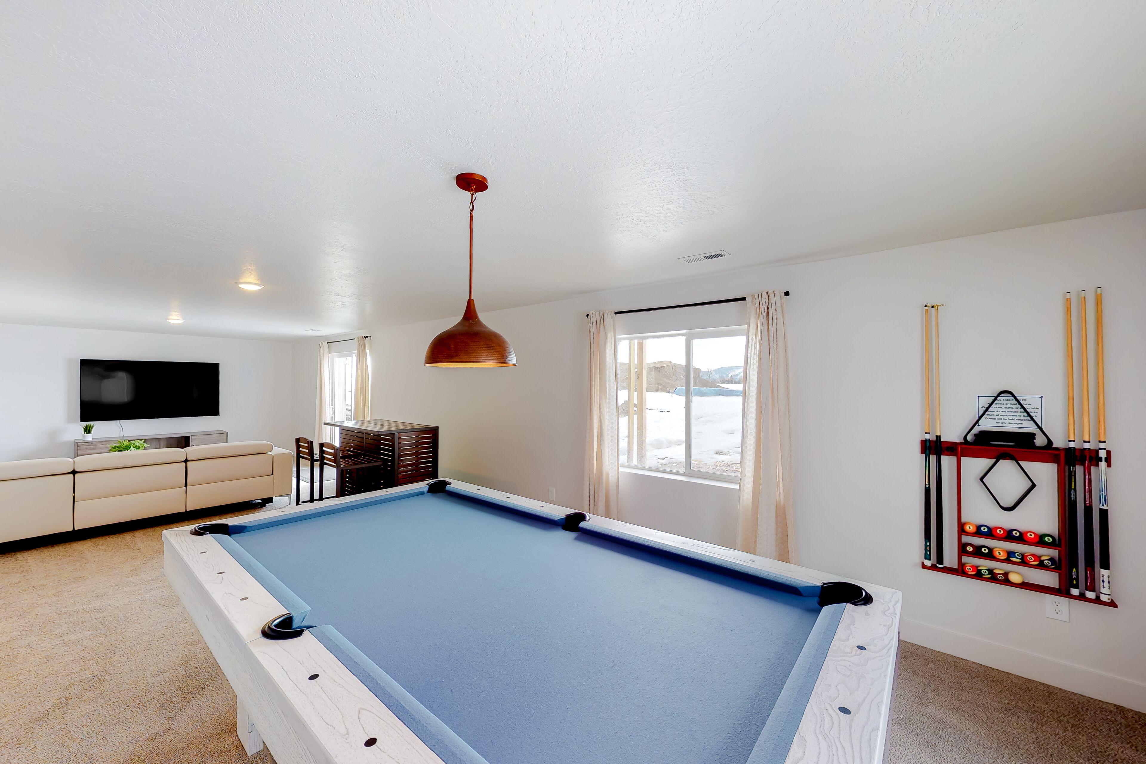 Fantastic retreat near the water and town with fast WiFi, hot tub, & pool table