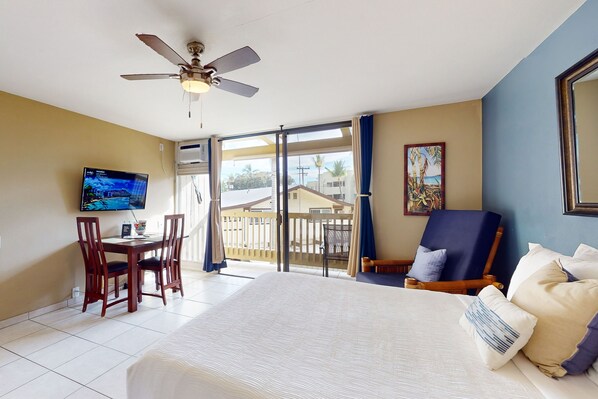 Tabla de planchar con plancha, internet gratis y ropa de cama 