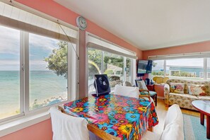 Interior - Beachfront hideaway with breathtaking views & modern updates - steps to sand (Hauula)