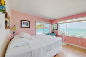 1 bedroom, desk, WiFi, bed sheets - Beachfront hideaway with breathtaking views & modern updates - steps to sand (Hauula)