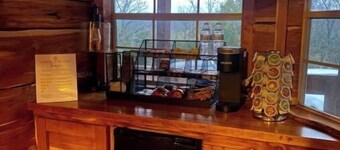 Hickory Ridge Cabin - Lemurs, Zebras, Hot Tub, Hiking