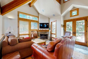 TV, peis, DVD-spiller og bøker