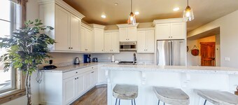 Brand-New Chic Condo - Minutes to Gondola, Downtown & Jordanelle Reservoir