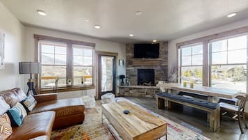 Una televisión, una chimenea