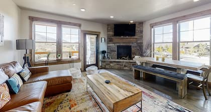 Brand-New Chic Condo - Minutes to Gondola, Downtown & Jordanelle Reservoir