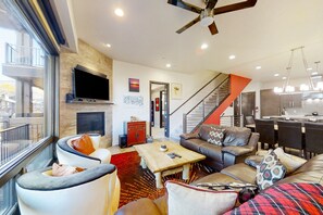 TV, caminetto, libri