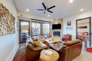 TV, caminetto, libri