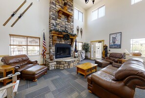 TV, caminetto, videogiochi, lettore DVD