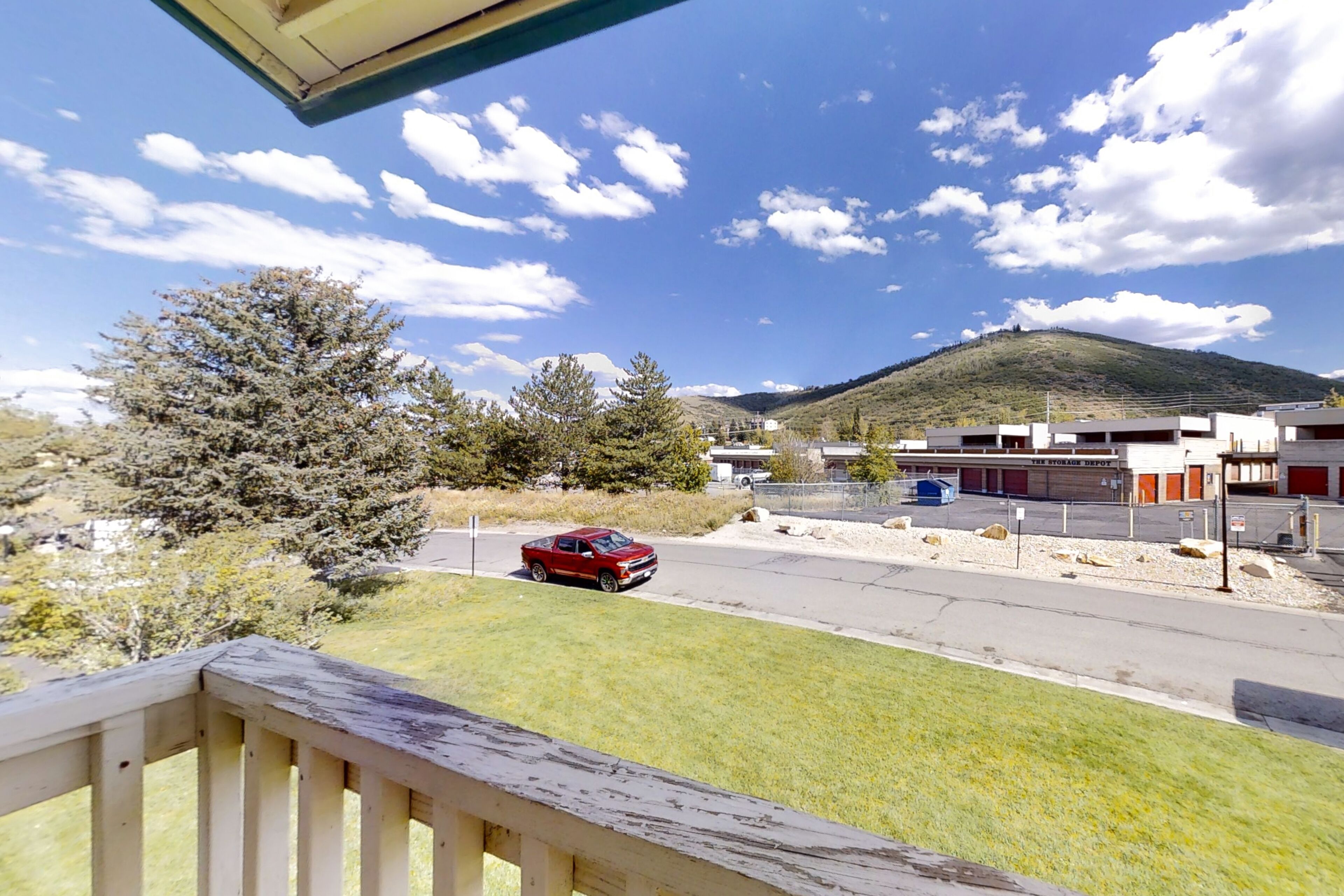Modern & chic year-round getaway with mountain views & fireplace- near shopping