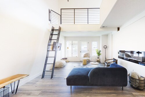 Modern & chic year-round getaway with mountain views & fireplace- near shopping