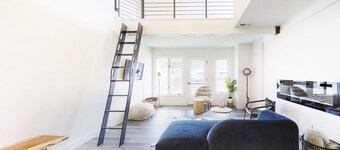 Modern & chic year-round getaway with mountain views & fireplace- near shopping