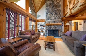 تلفزيون ذكي، مدفأة، مشغل دي في دي، كُتُب