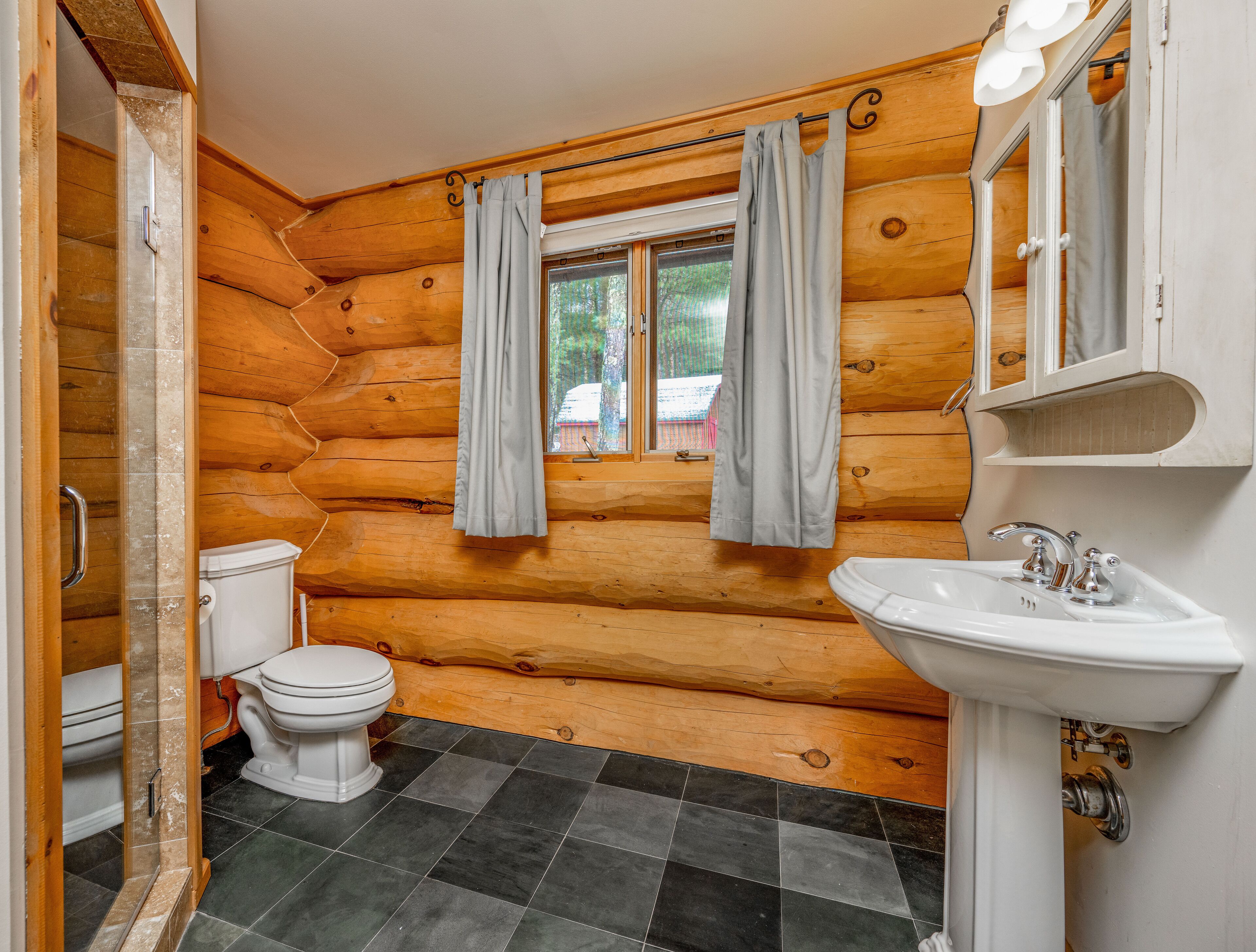 Luxury Log Cabin-Windham Mountain.  Amazing sunsets, large lawn, deck, fireplace