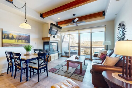 Dog-friendly Newpark townhome w/ private hot tub, washer/dryer, & central AC