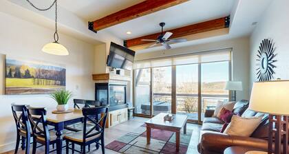 Dog-friendly Newpark townhome w/ private hot tub, washer/dryer, & central AC