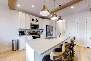 Geladeira, micro-ondas, fogão, cooktop