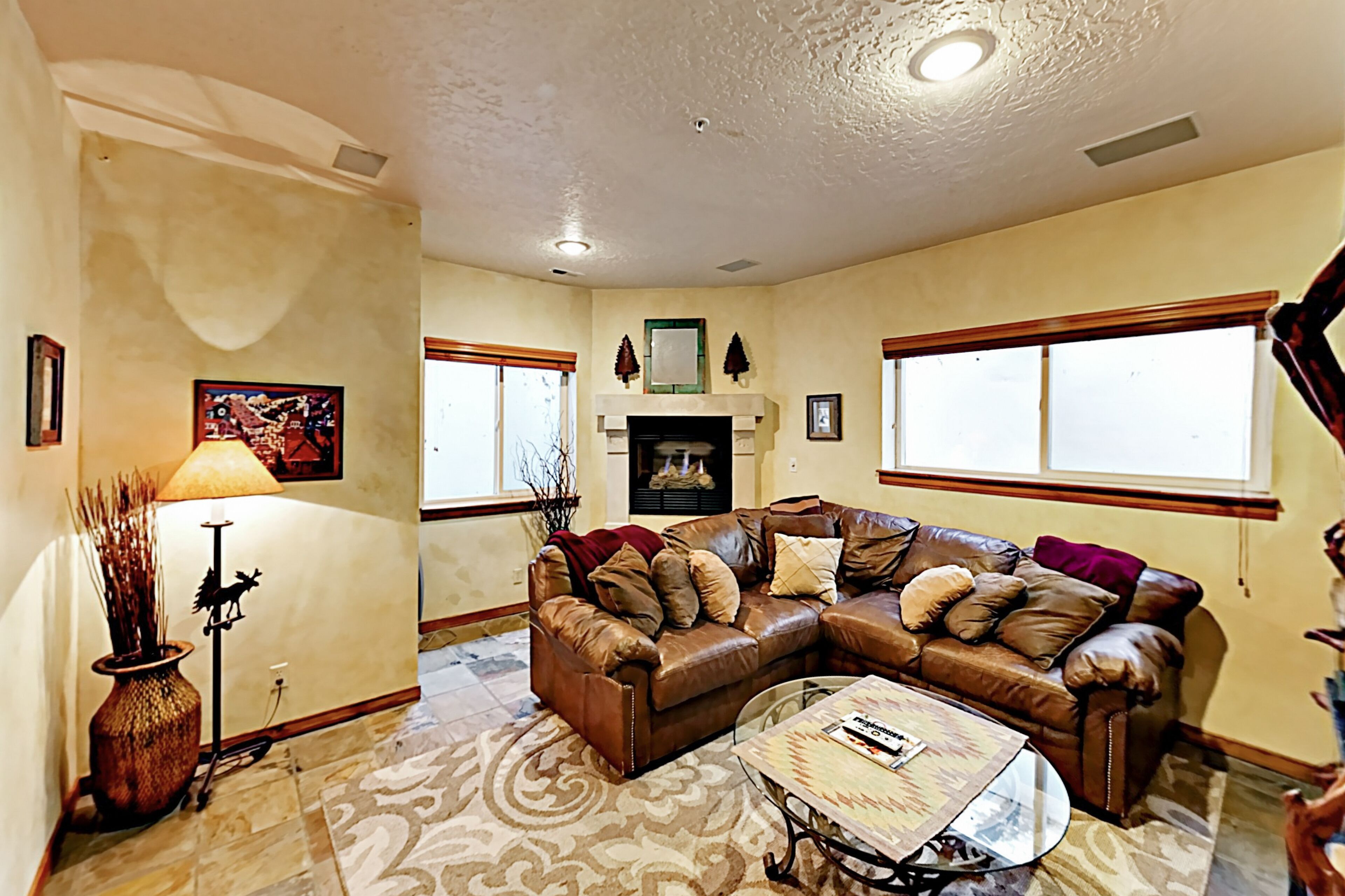 Big Bobsled Townhouse w/ Private Hot Tub & Pool Table -- Minutes to Skiing!