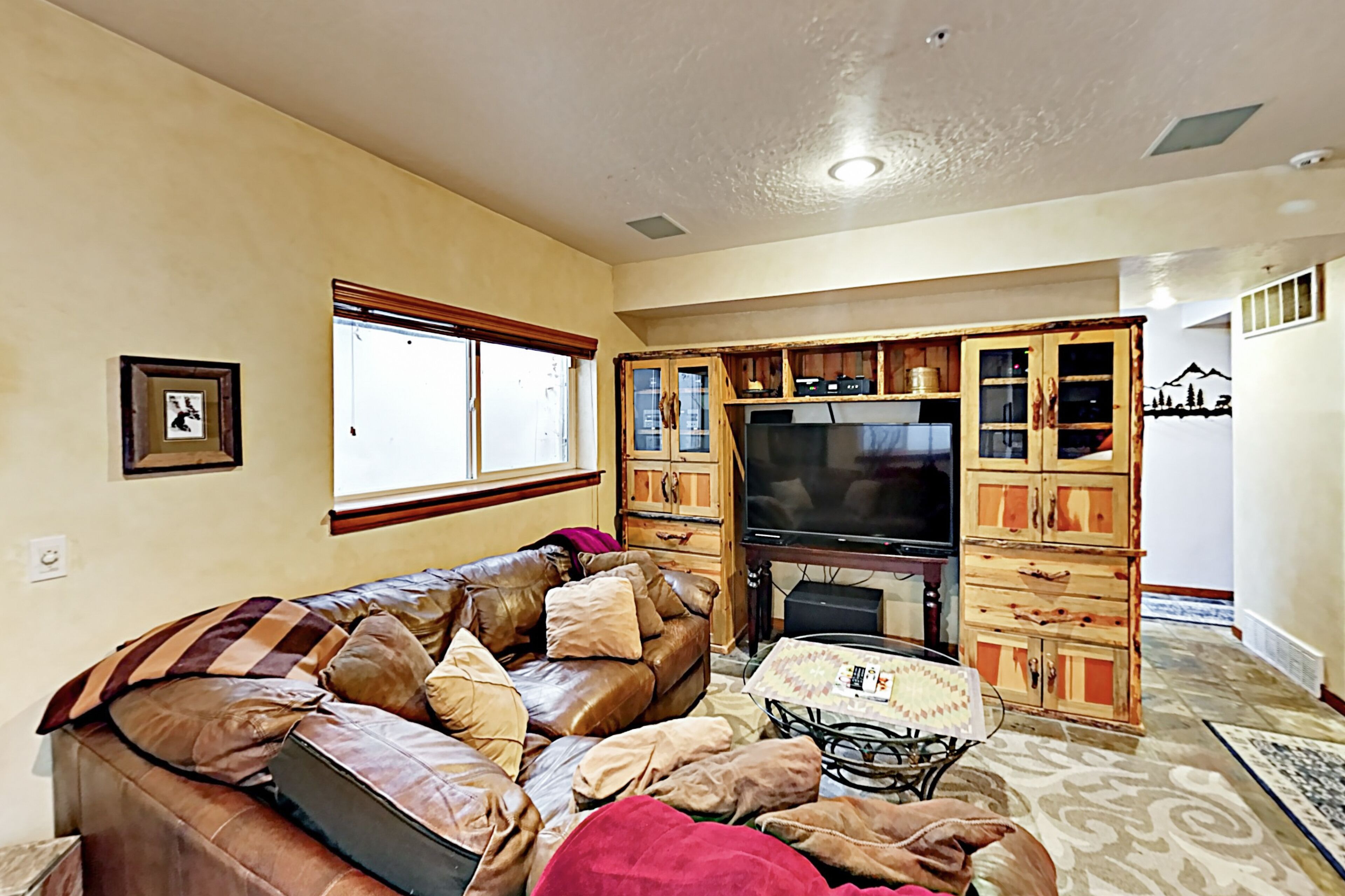 Big Bobsled Townhouse w/ Private Hot Tub & Pool Table -- Minutes to Skiing!