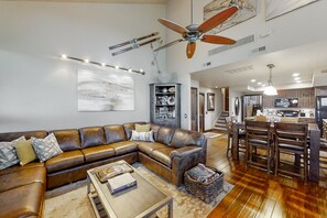 TV, caminetto, lettore DVD, videoteca