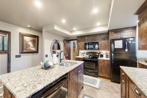 Frigorifero, microonde, forno, piano cottura