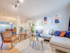 テレビ、暖炉、テレビゲーム、DVD プレーヤー