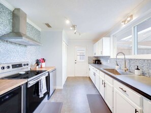 冷蔵庫、電子レンジ、オーブン、コンロ