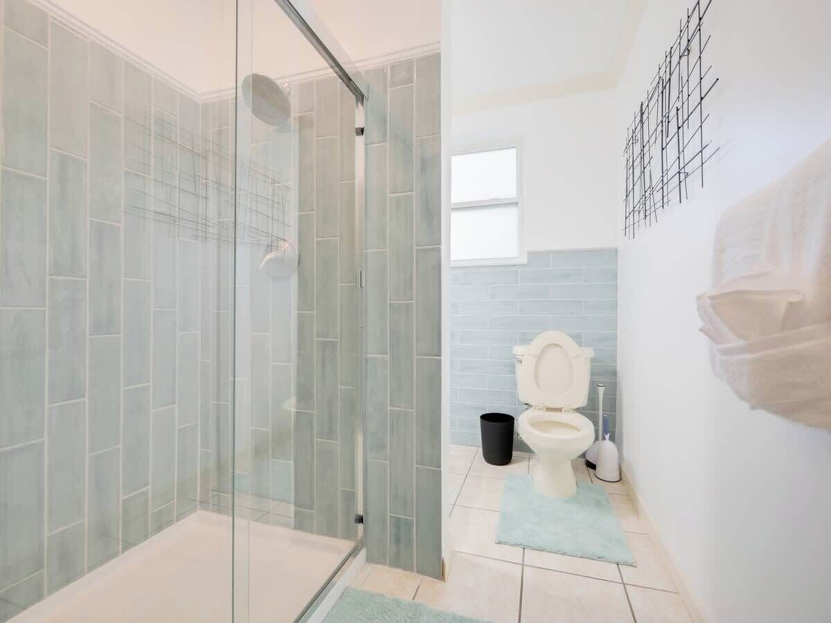 Ein Badezimmer mit Duschkabine, Toilette und Waschbecken.