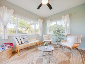 テレビ、暖炉、テレビゲーム、DVD プレーヤー