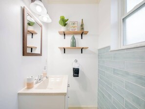 Combinazione doccia/vasca, asciugacapelli, asciugamani