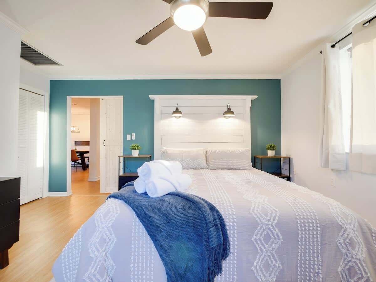 3 habitaciones, escritorio y tabla de planchar con plancha 