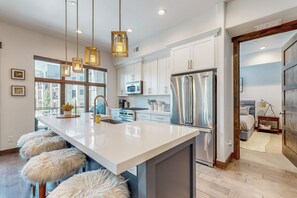 Geladeira, micro-ondas, fogão, cooktop