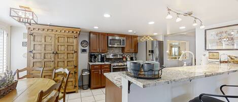 Køleskab, mikrobølgeovn, ovn, kogeplade