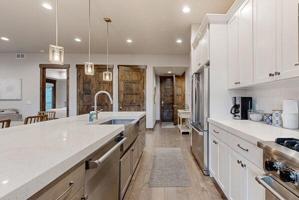 Refrigerador, microondas, horno y parrilla de estufa 