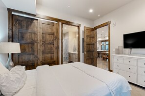 2 habitaciones, tabla de planchar con plancha, wifi y ropa de cama 