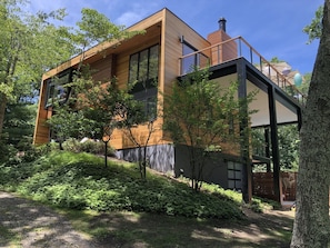 Exterior - Modern secluded woods house with heated pool (East Hampton)