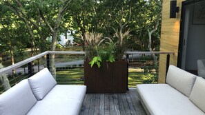 Property grounds - Modern secluded woods house with heated pool (East Hampton)