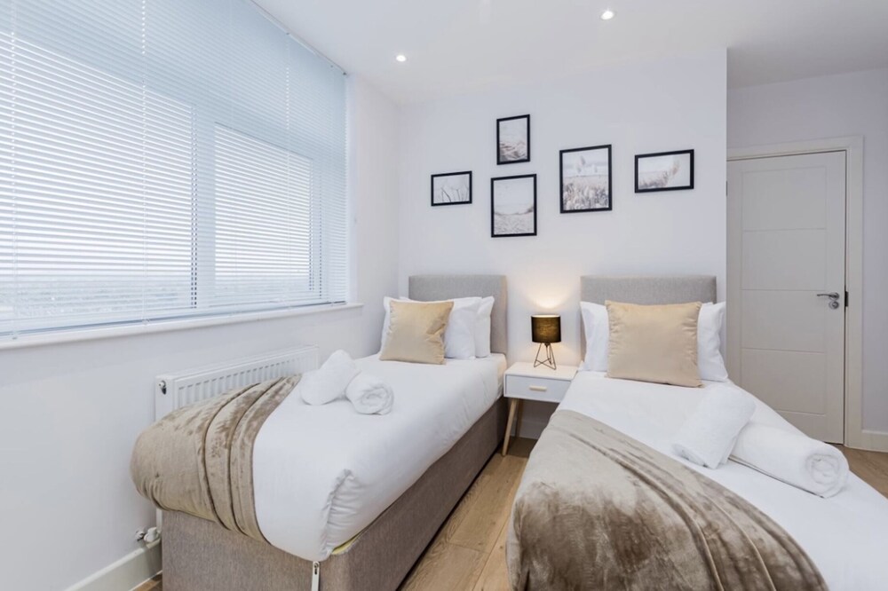 Elegant Central Private Parking Leisure Contractor