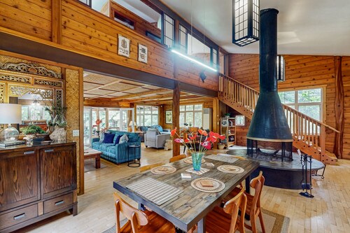 Serene 5-acre tropical hideaway with lanai and circular wood-burning fireplace