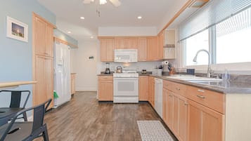 Een koelkast, een magnetron, een kookplaat, een vaatwasser