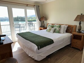 2 bedrooms, WiFi, bed sheets - Waterfront Kuapa Isle gem with Koko Crater views & pool - by the beach (Honolulu)