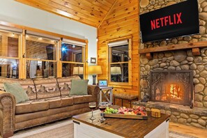 Smart-TV, Kamin, DVD-Player, Bücher