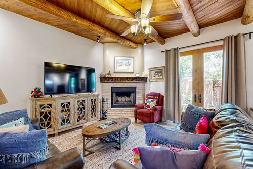High-end gem with courtyard & patio - walk to plaza & near Santa Fe Ski Basin