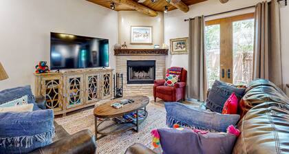 High-end gem with courtyard & patio - walk to plaza & near Santa Fe Ski Basin