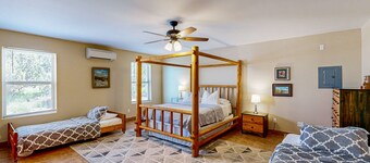 Peaceful Mountain-View Retreat on 3 Acres - 10 Mins to Historic Plaza