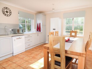 Fridge, dishwasher, electric kettle, toaster - Glyn Cottage (Llanon)