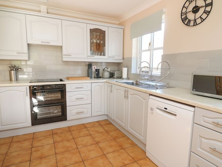 Refrigerador, lavavajillas, tetera/pava eléctrica, tostadora