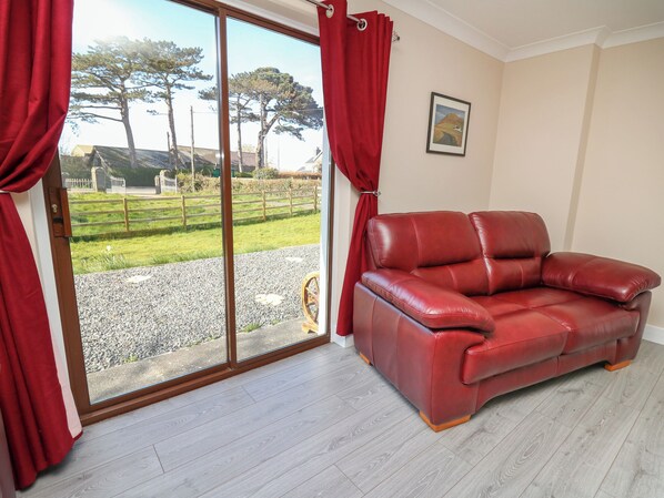 Living area - Glyn Cottage (Llanon)