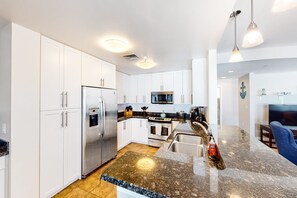 冰箱、微波炉、烤箱、炉灶