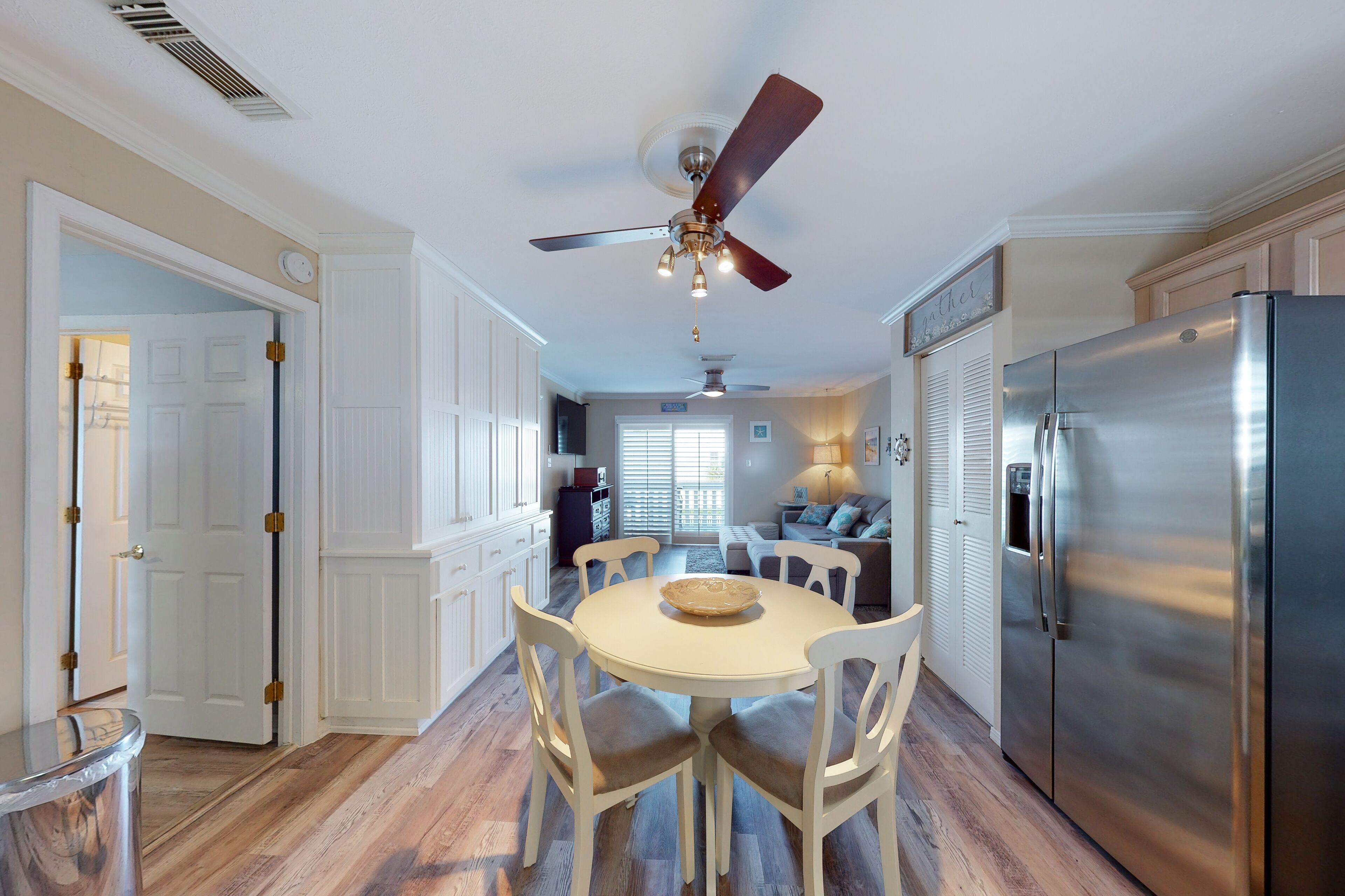 Cozy coastal condo close to beach access with shared pool, WiFi, & central AC